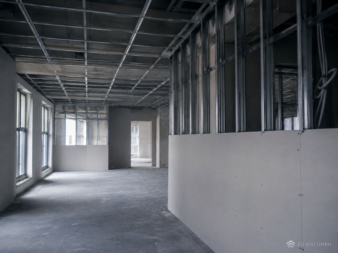 Metallständerwerk und abgehängte Deckenunterkonstruktion im Innenausbau